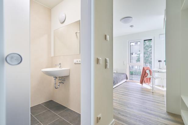 Bad und Blick ins Zimmer