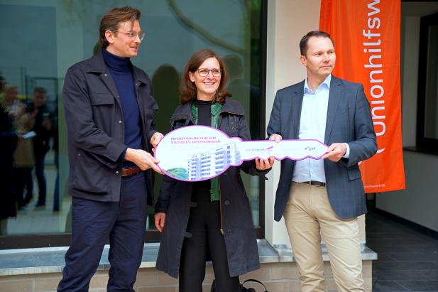 Auf dem Bild befinden sich von links nach rechts: Jan Kleinebecker (Geschäftsführer KIM. Kilian), Kathrin Weidemeier (Geschäftsführerin der Unionhilfswerk Soziale Dienste gGmbH), Carsten Pohnke (Prokurist und Bereichsleiter Immobilienmanagement Gewerbe der berlinovo). Bildrechte: berlinovo/Foto: Richard Elsner : Jan Kleinebecker (Geschäftsführer KIM. Kilian), Kathrin Weidemeier (Geschäftsführerin der Unionhilfswerk Soziale Dienste gGmbH), Carsten Pohnke (Prokurist und Bereichsleiter Immobilienmanagement Gewerbe der berlinovo)