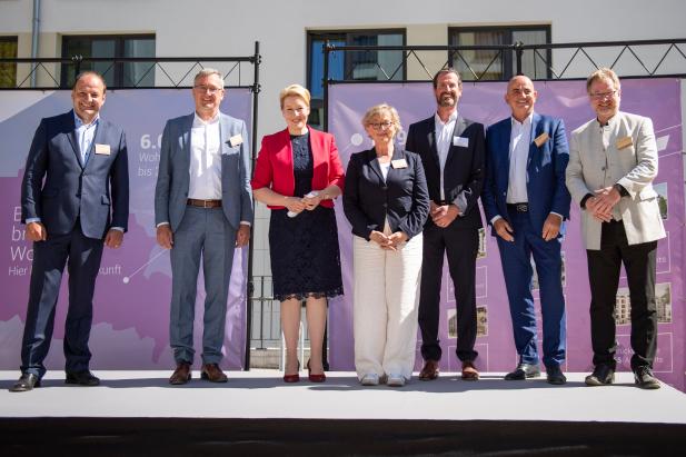 Dr. Frank Pfirsching (Studentkompanie), Alf Aleithe (Geschäftsführung berlinovo), Franziska Giffey (Regierende Bürgermeisterin von Berlin), Silke Andresen-Kienz (Geschäftsführung berlinovo), Alexander Heinzmann (Sprecher der Geschäftsführung BPD), Bernd Lechner (Geschäftsführer Lechner Group GmbH), Prof. Dr.-Ing. Carsten Busch (Präsident der HTW (Hochschule für Technik und Wirtschaft))