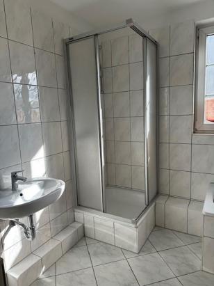Bad mit Dusche (Beispiel) Bad mit Dusche (Beispiel)